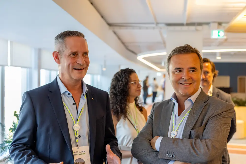 Diretores e VIP a sorrir na apresentação do edifício de escritórios