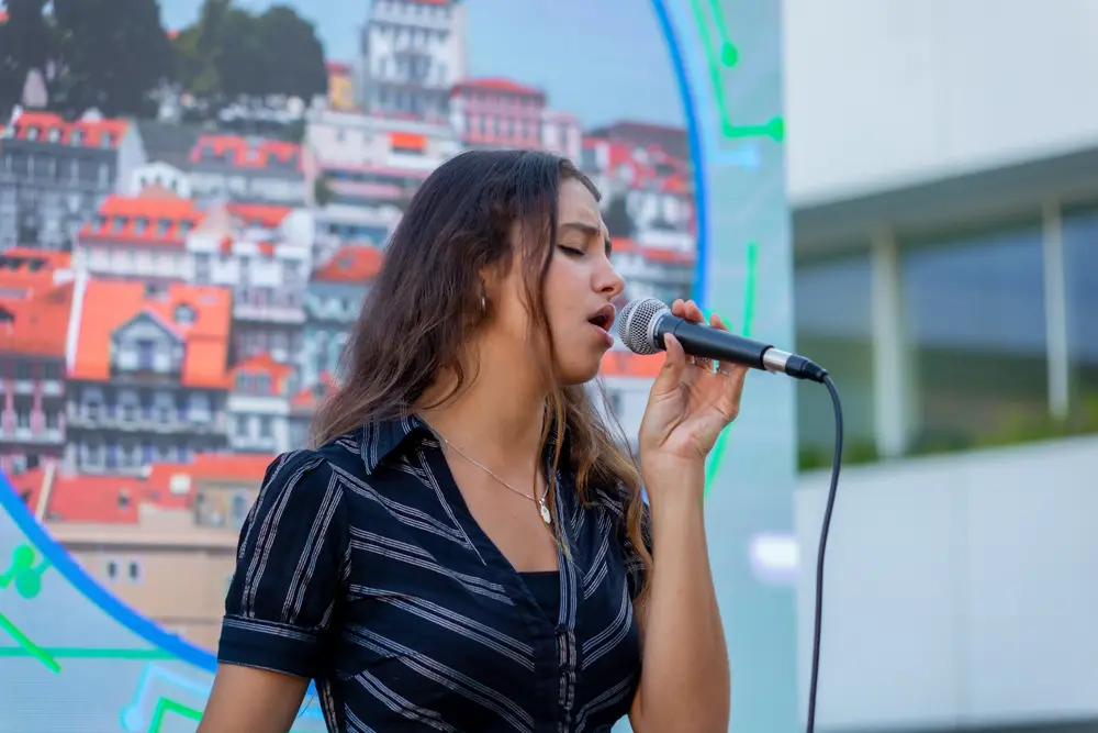 Cantora a atuar ao microfone no palco