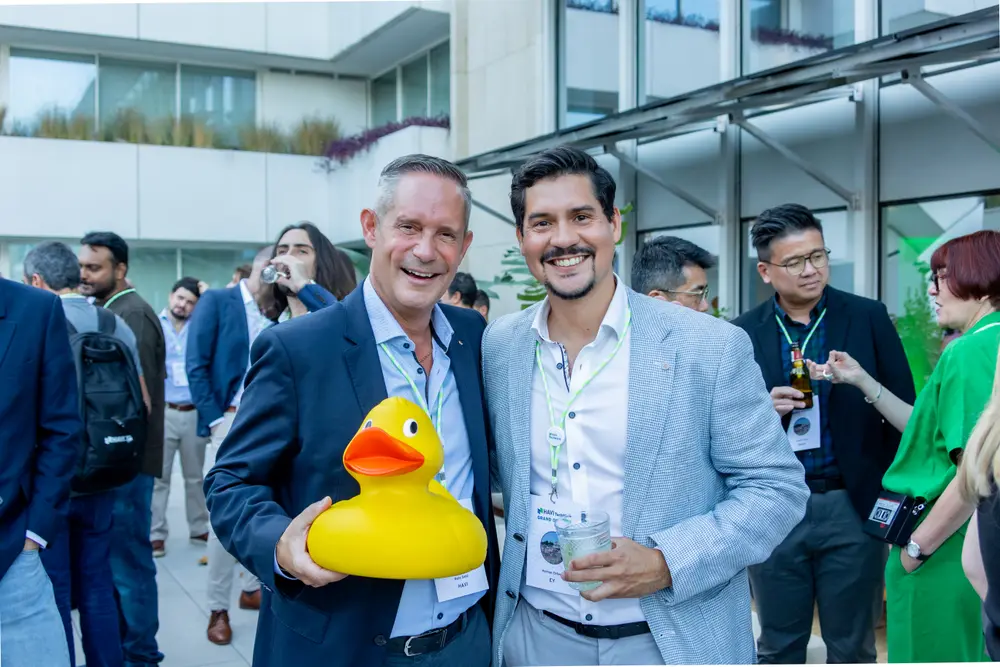 CIO e convidado a sorrir num momento genuíno