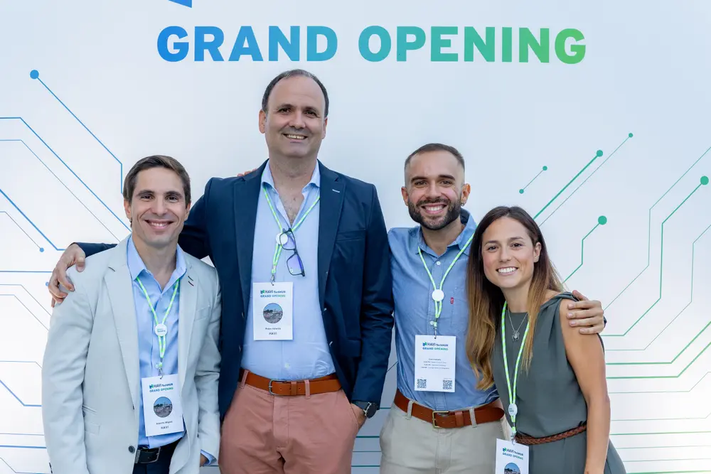 Fotografia de grupo diante do painel da inauguração