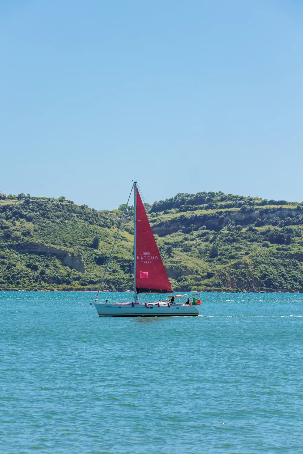 Veleiro ao longe sobre o Tejo, em plano geral