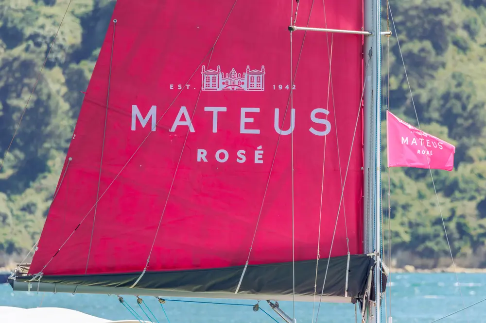 Grande plano da vela com a marca Mateus Rosé e o galhardete
