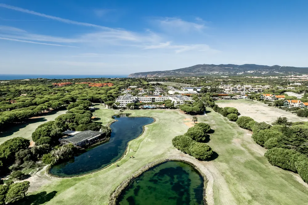 Vista aérea do campo de golfe, com a serra ao fundo