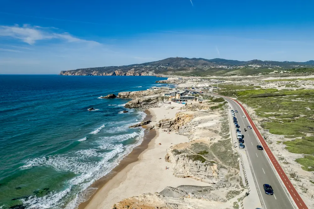 Vista aérea das praias de Cascais e da estrada Marginal