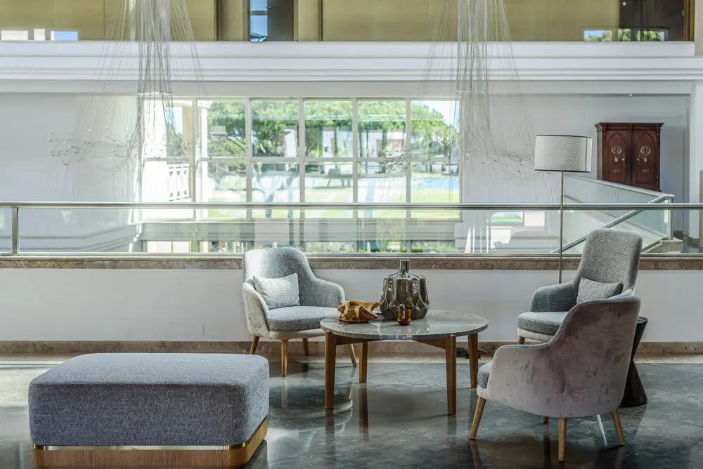 Interior de lounge com poltronas e vista para o exterior