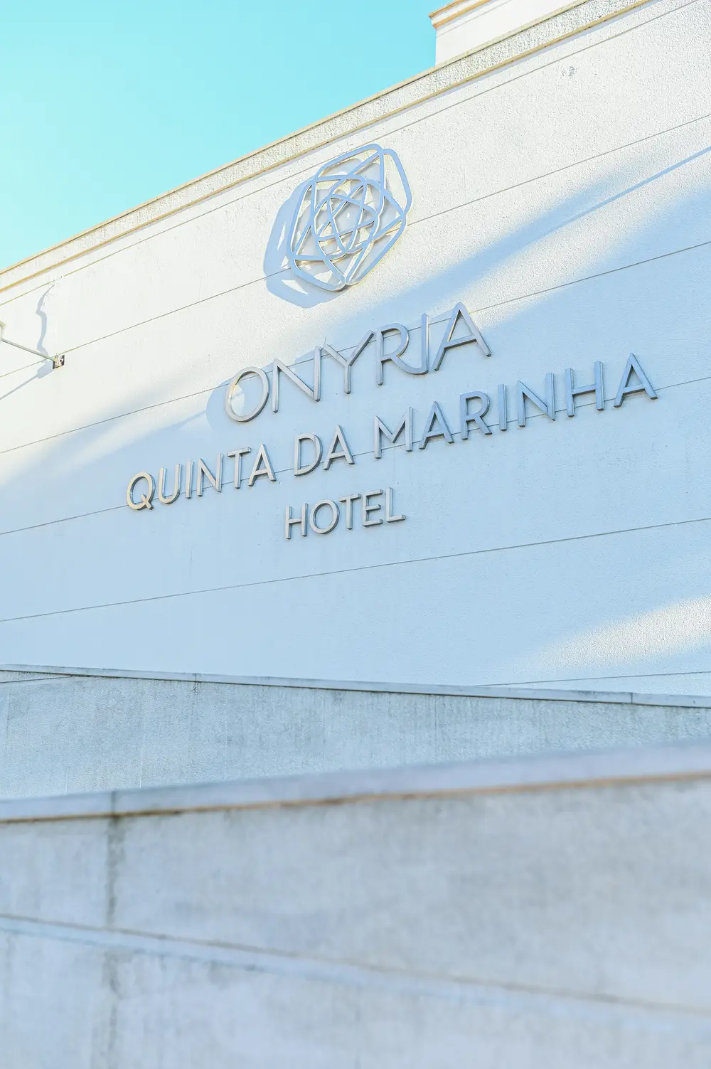 Lettering do hotel gravado na fachada