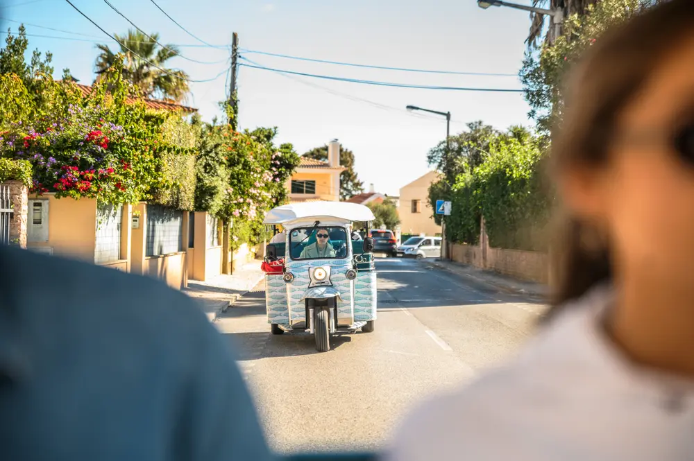 Passeio de tuk-tuk com convidados