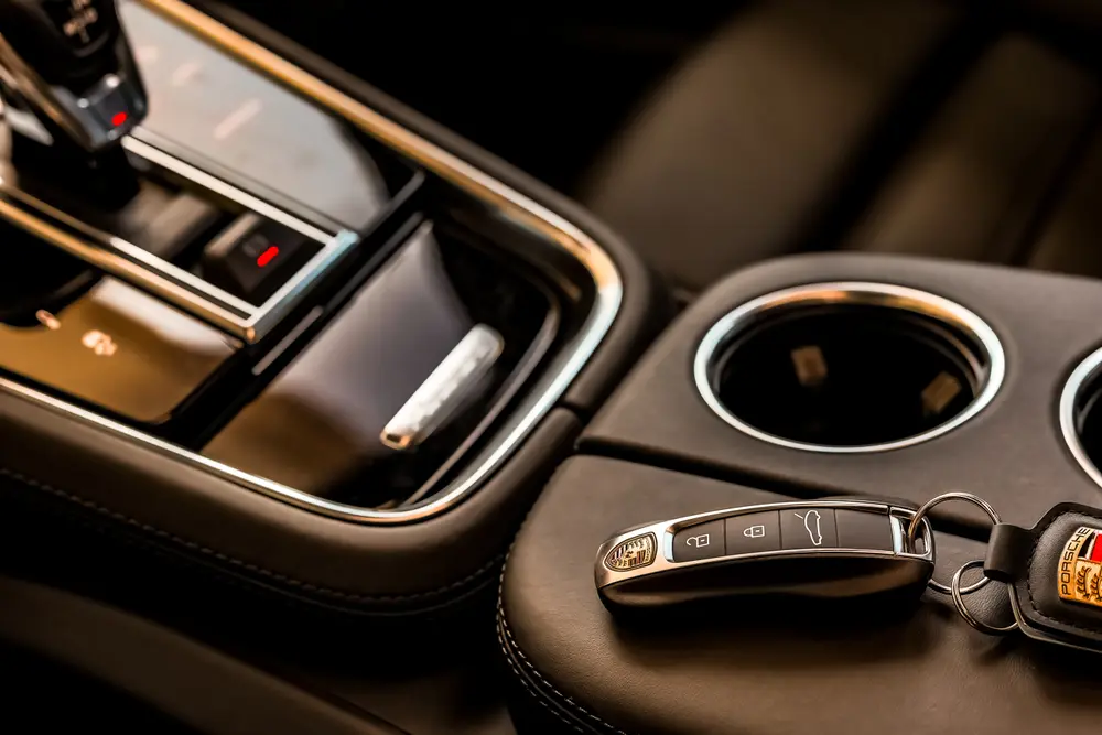 Detalhe do interior: consola central em pele e a chave do automóvel