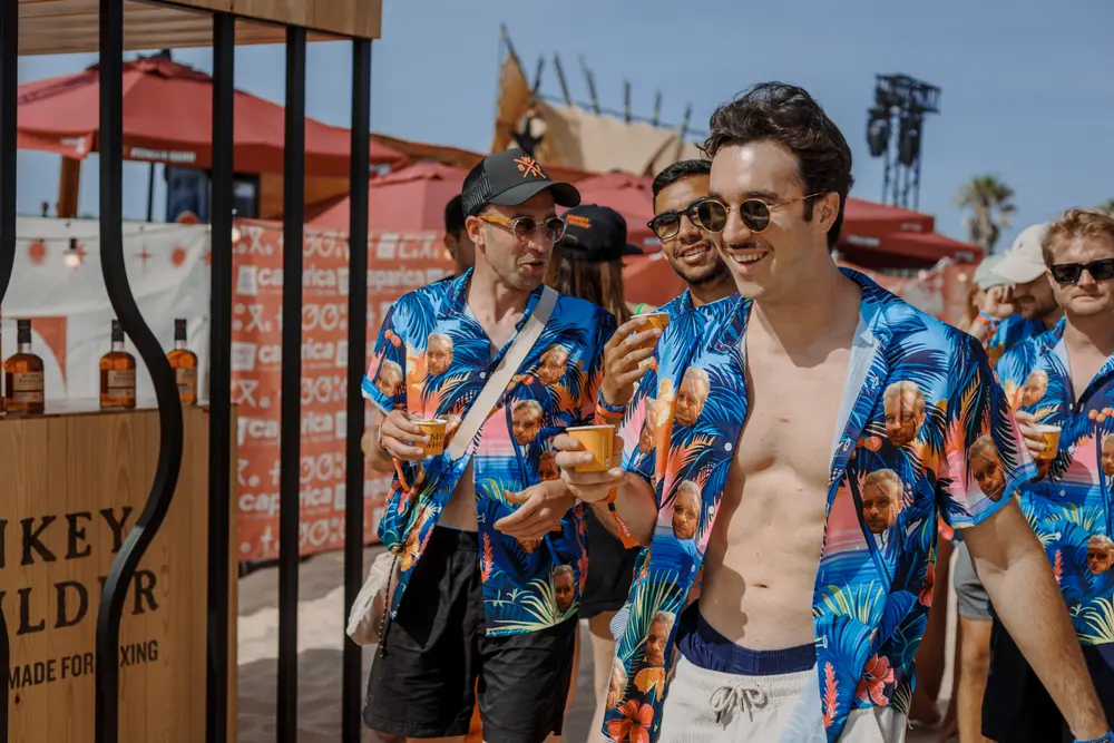 Festivaleiros junto ao bar, à espera de serem servidos