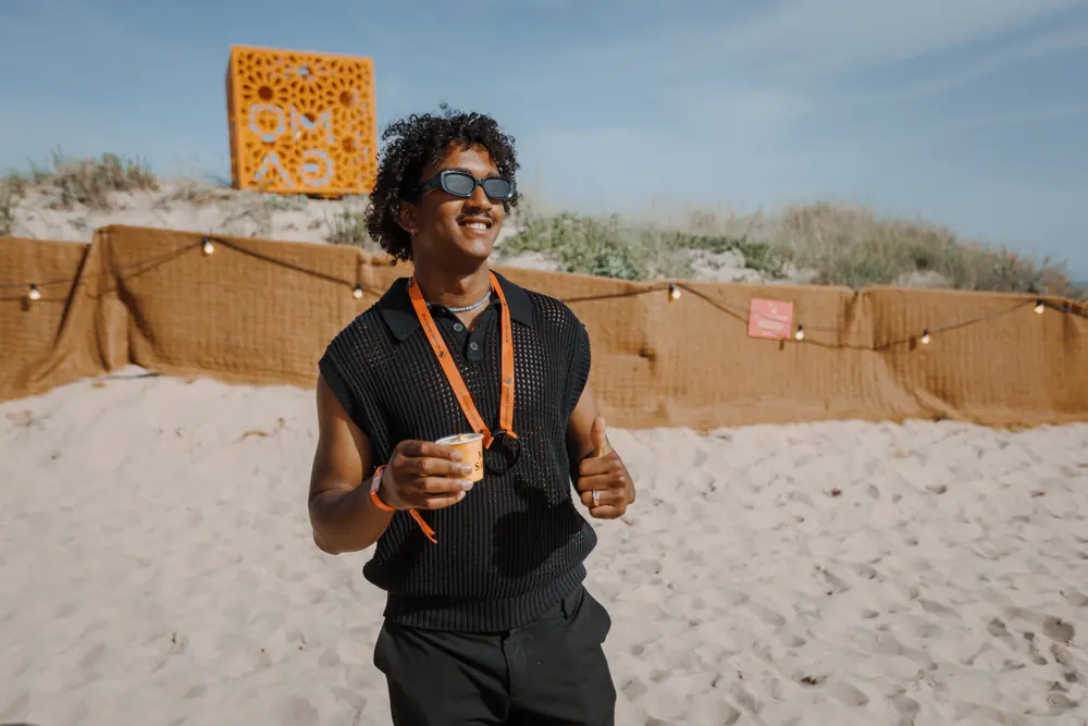 Membro da equipa de marca a caminhar na areia