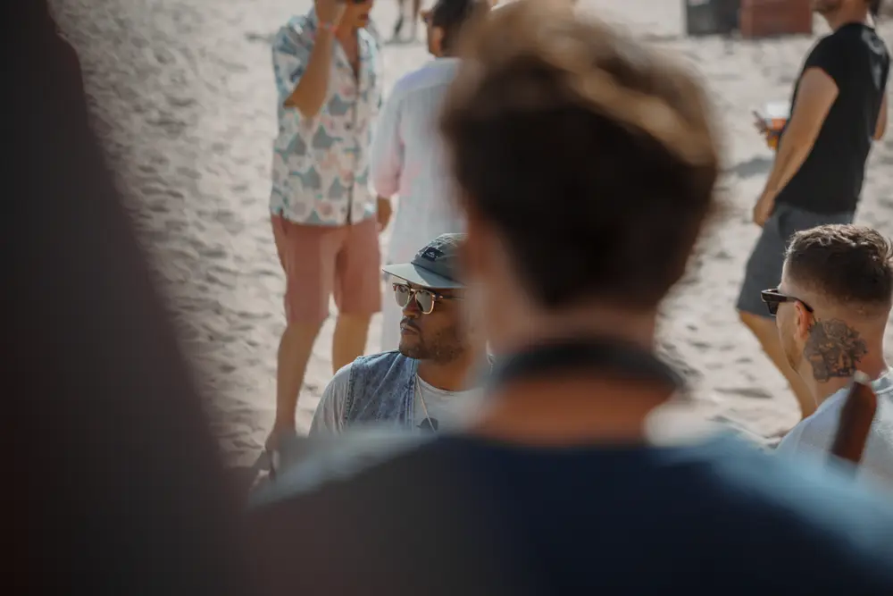 Conversa entre festivaleiros, com a multidão ao fundo