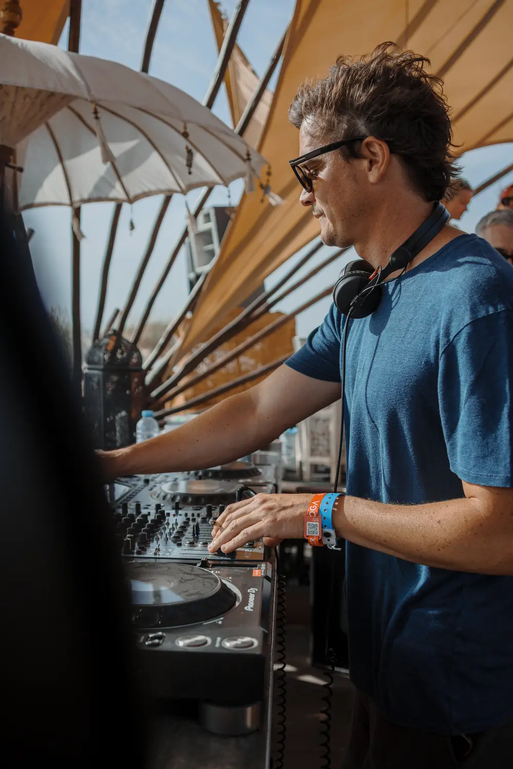 DJ a atuar na cabine, sob a cobertura do bar