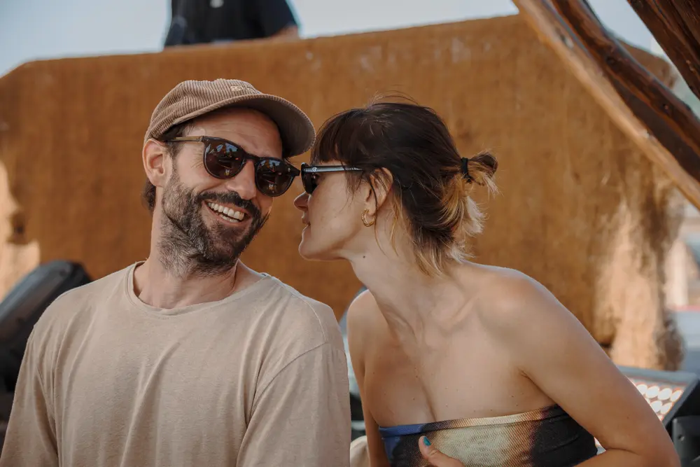 Casal de festivaleiros a conversar de perto