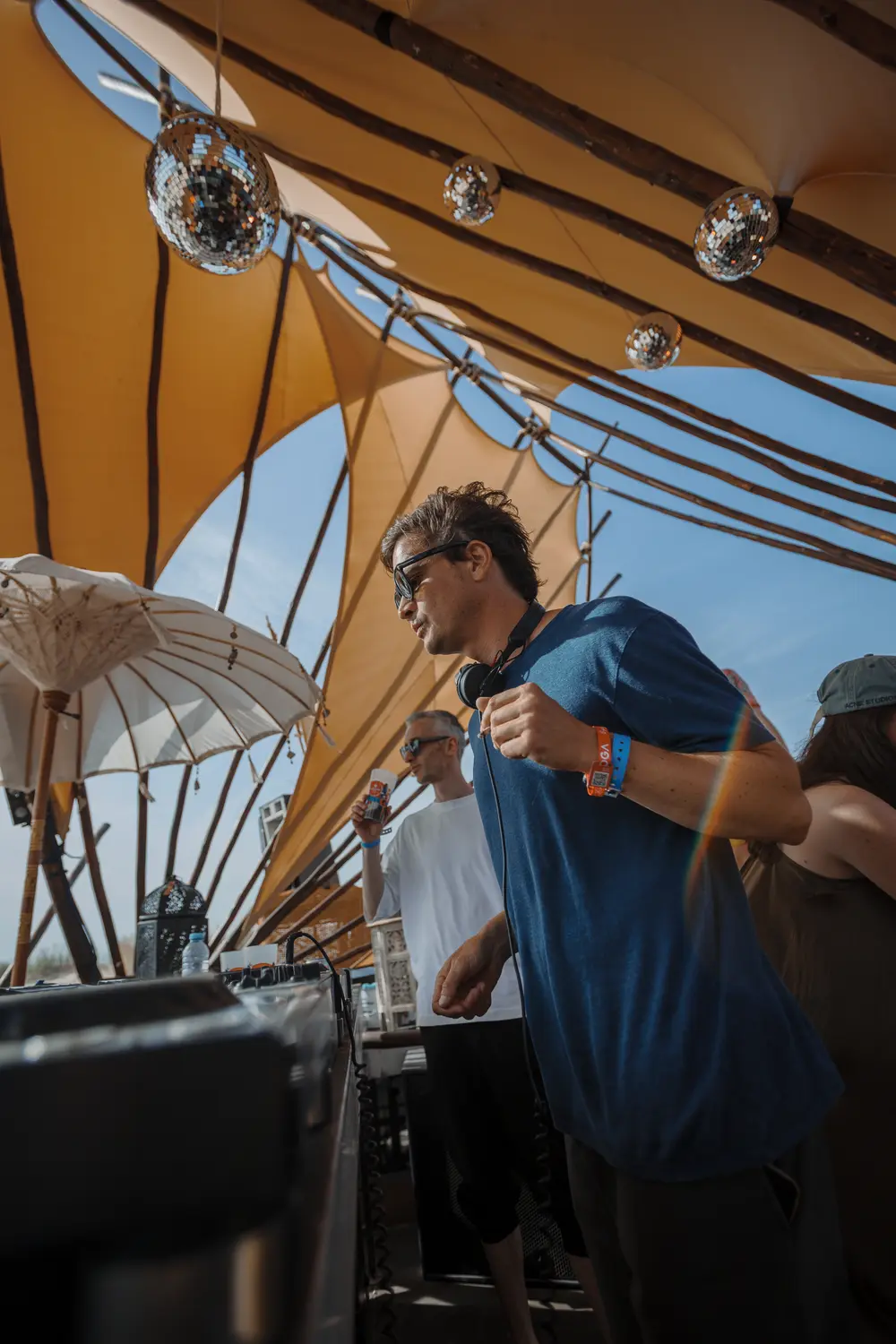 Cabine de DJ sob a estrutura de tecido e bolas de espelhos