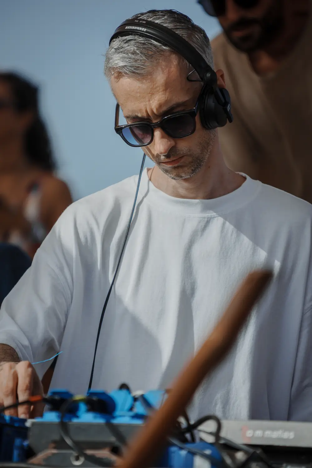 DJ com auscultadores a atuar ao ar livre