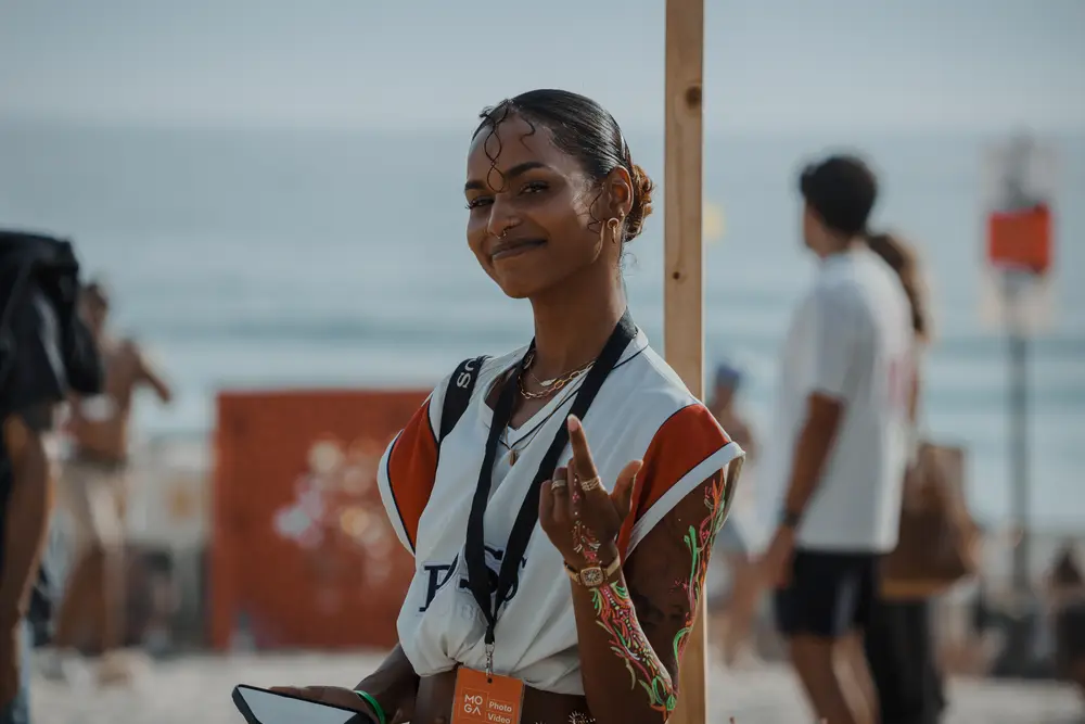 Retrato espontâneo de uma festivaleira, com a praia atrás