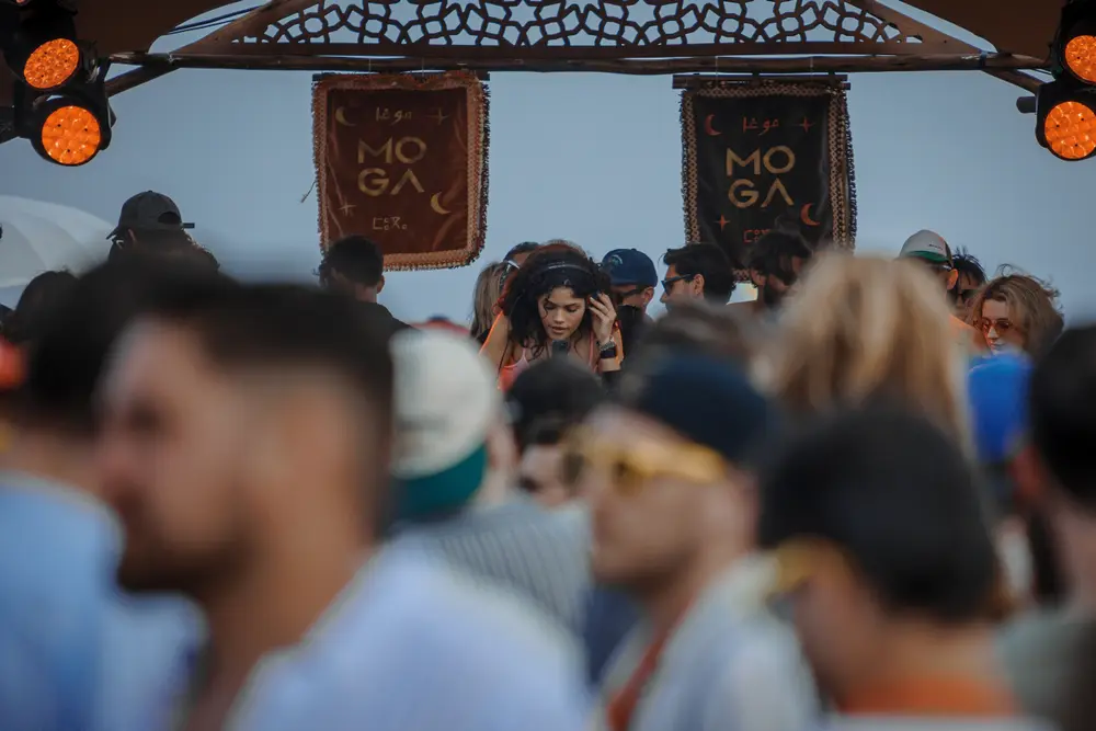 Multidão junto ao palco, sob os estandartes do festival