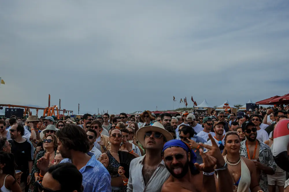 Plano geral da multidão do festival na praia