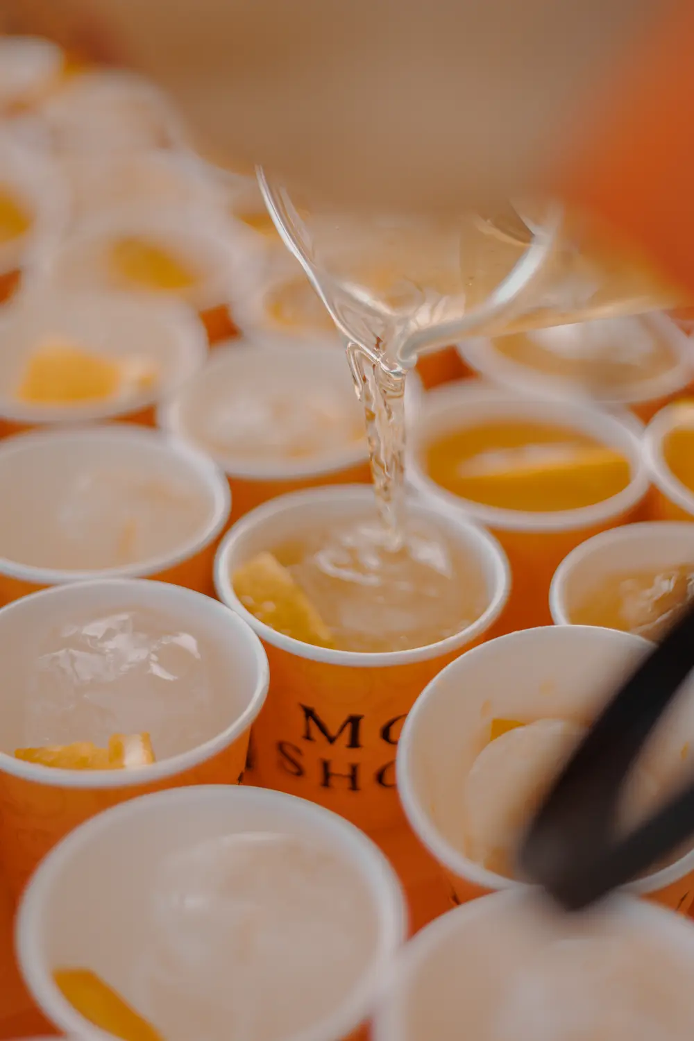 Copos de cocktail alinhados no balcão, prontos a servir