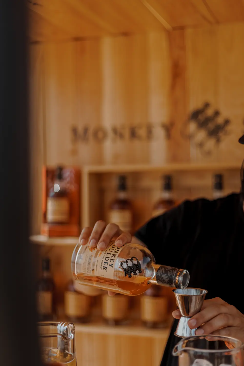 Barman a servir uma dose atrás do balcão