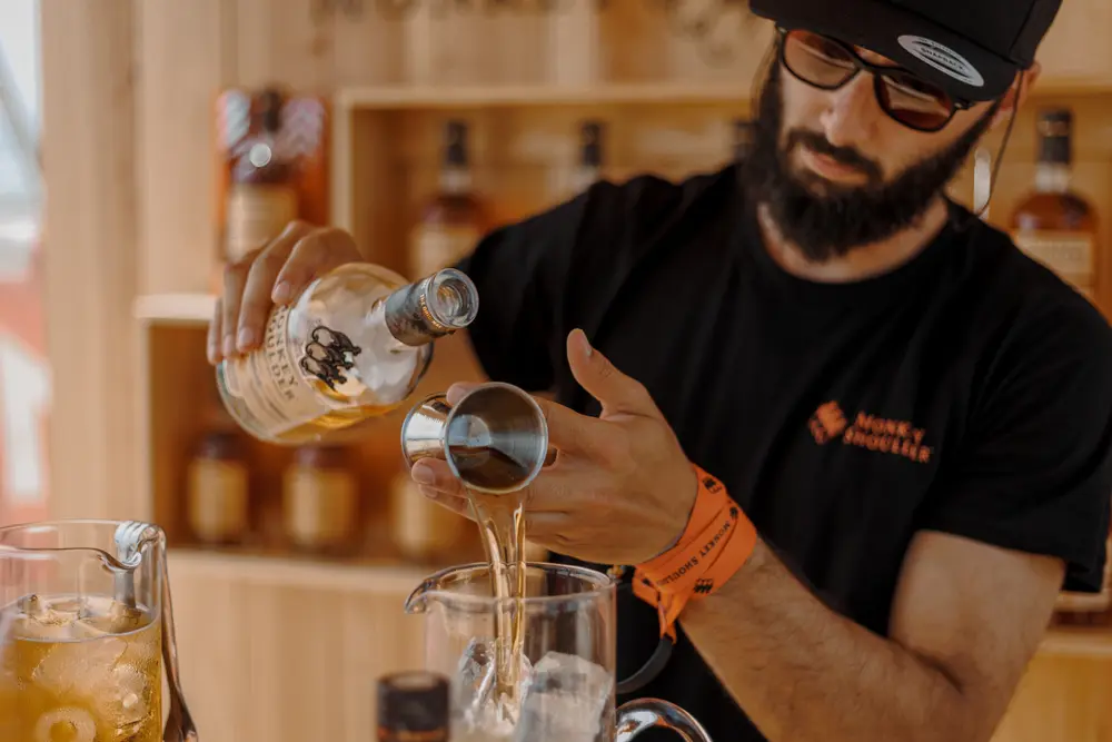 Barman a preparar um cocktail no bar da praia