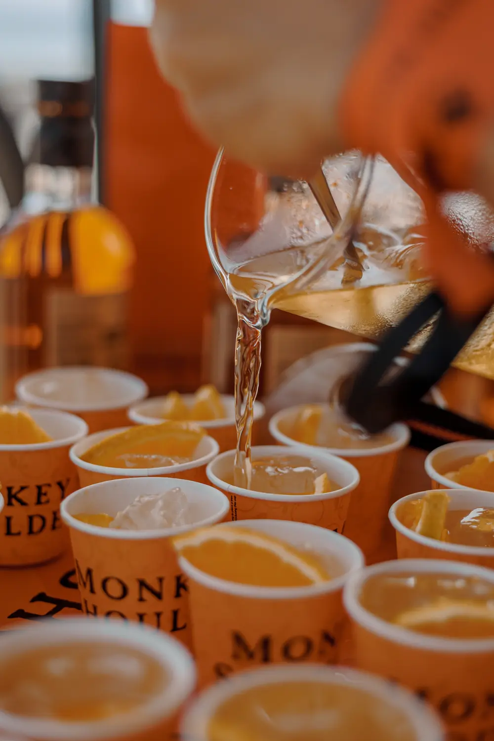 Cocktails a serem servidos em série no balcão