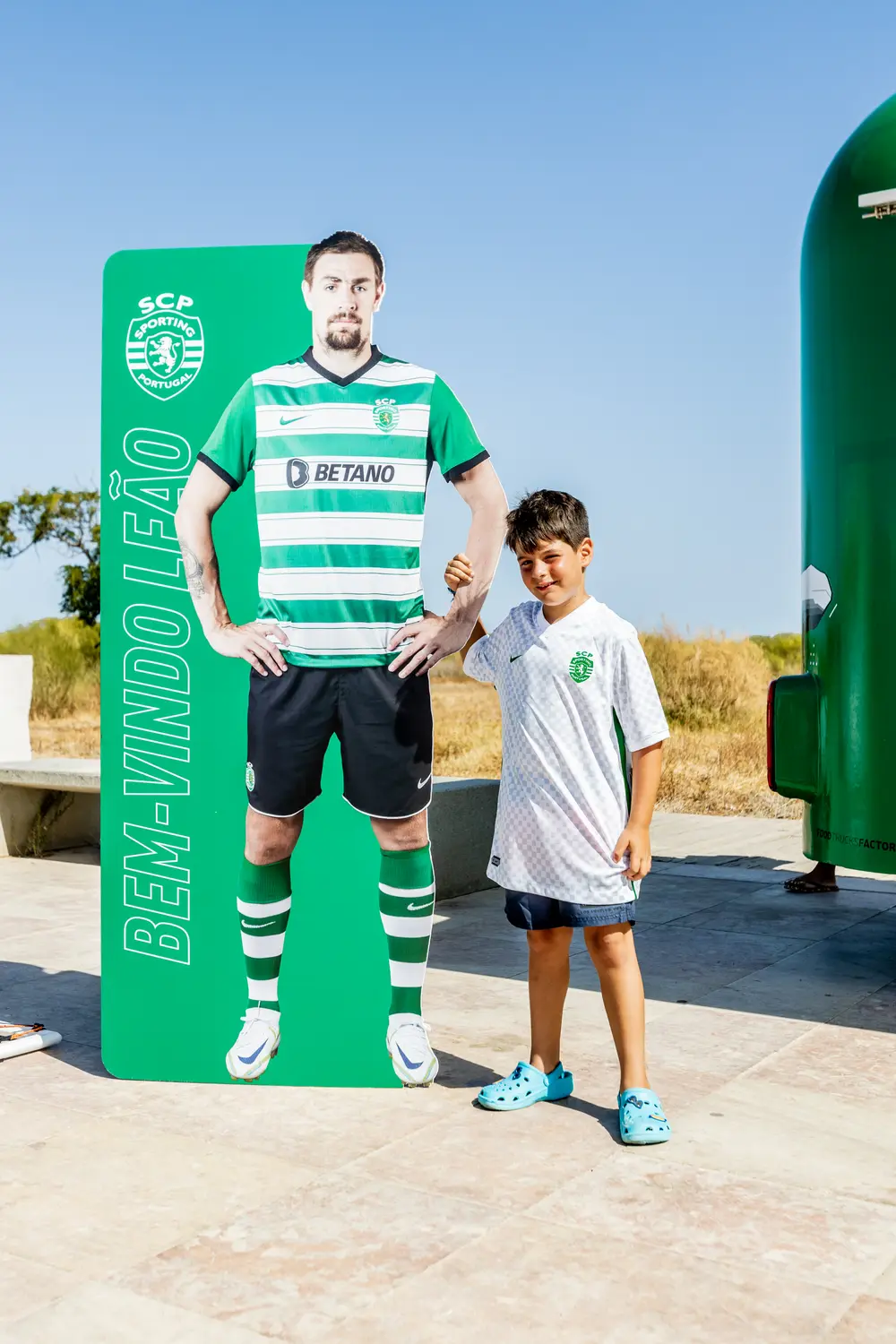 Criança junto ao painel de Sebastián Coates, em tamanho real