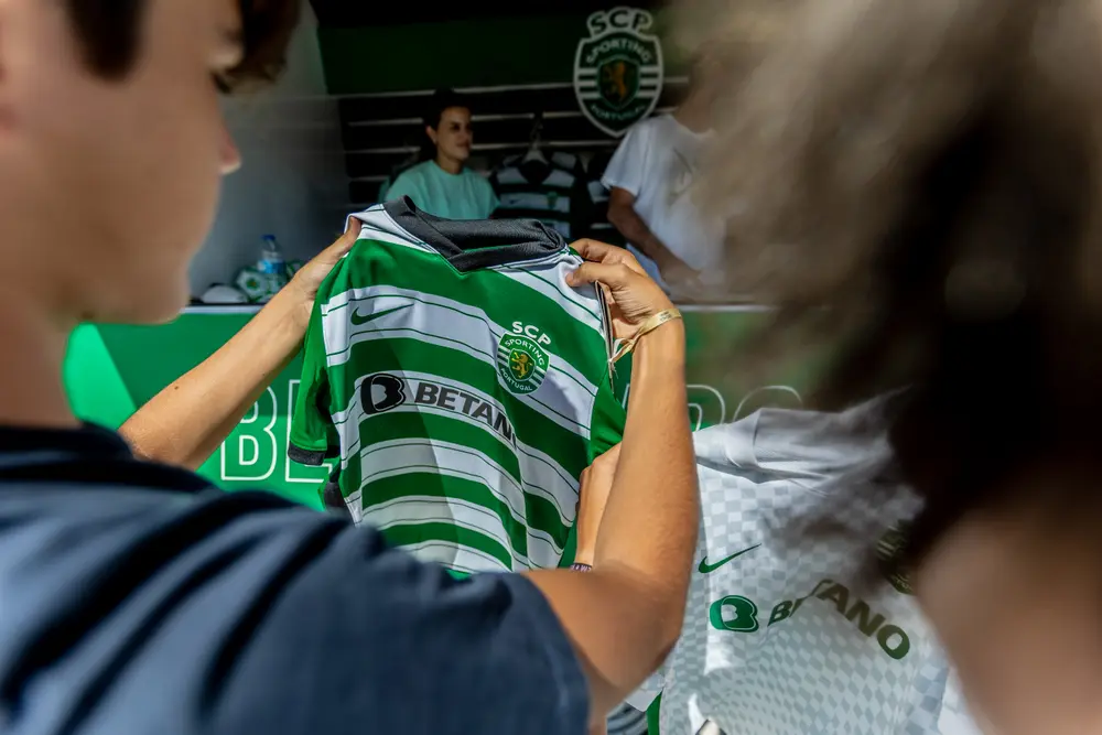 Adepto a receber uma camisola do clube