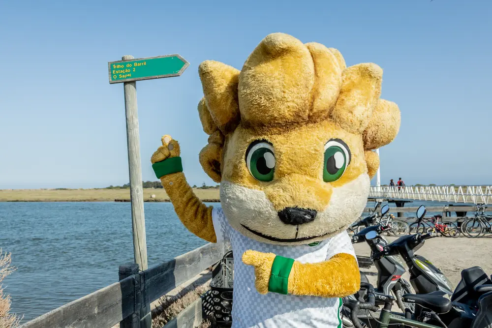 Jubas junto à Ria Formosa, ao lado da placa de sinalização