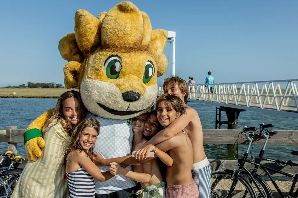 Jubas com um grupo de crianças felizes