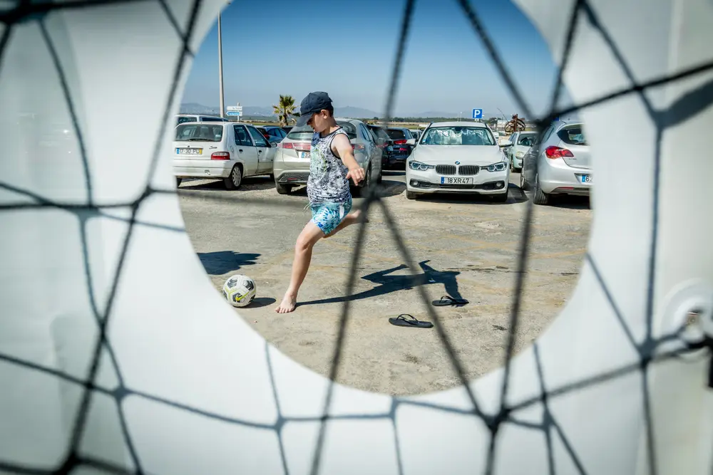 Rapaz a rematar uma bola, em ativação de marca