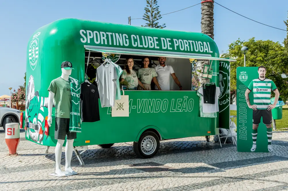 Carrinha de marca do clube estacionada na ciclovia