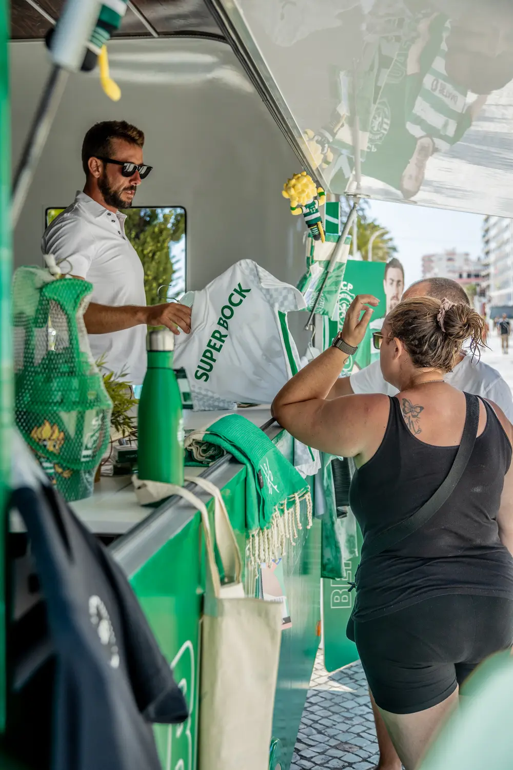 Equipa a atender uma visitante na carrinha