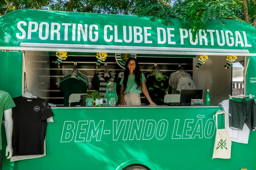 Balcão da carrinha com o merchandising exposto