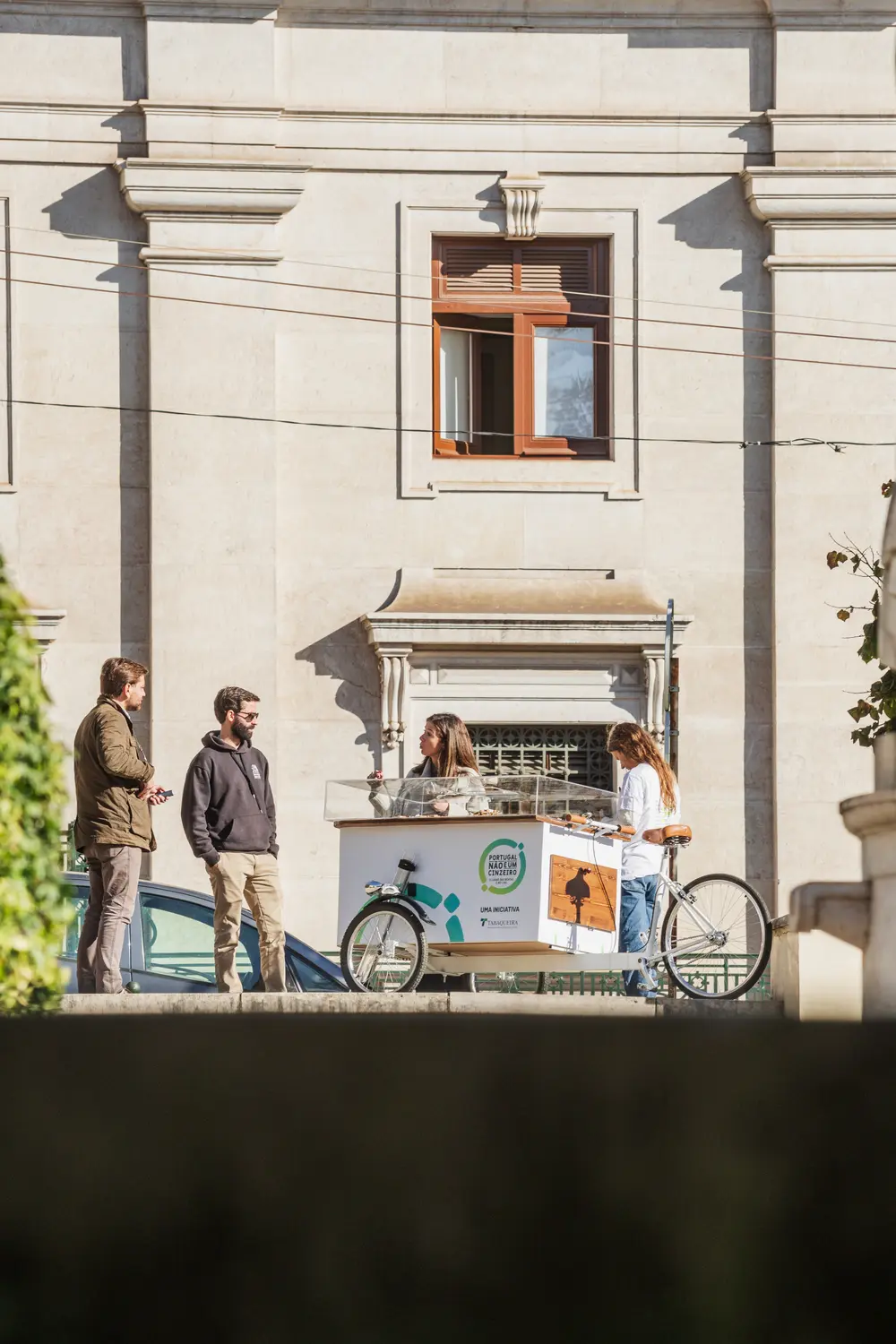Bicicleta de carga com a Assembleia da República como pano de fundo