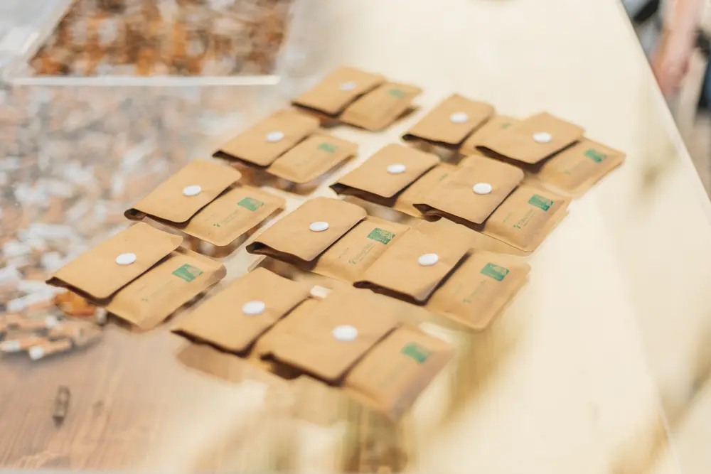 Cinzeiros de bolso em papel kraft dispostos sobre o balcão