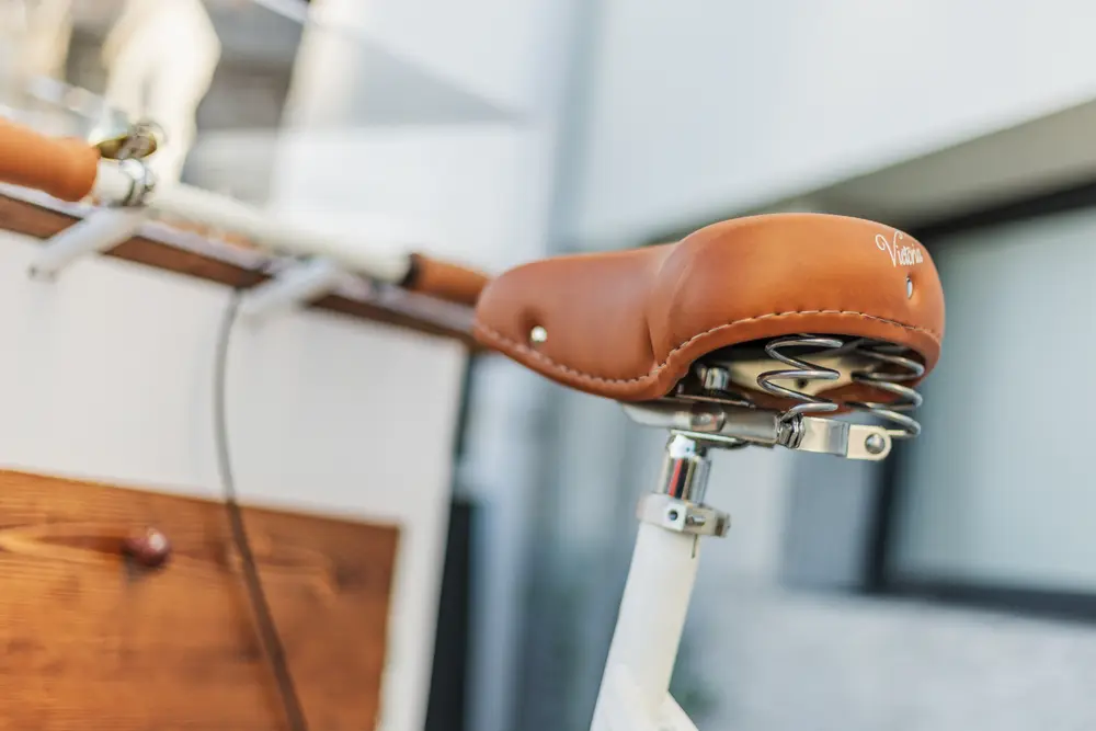 Selim de pele e guiador da bicicleta em detalhe