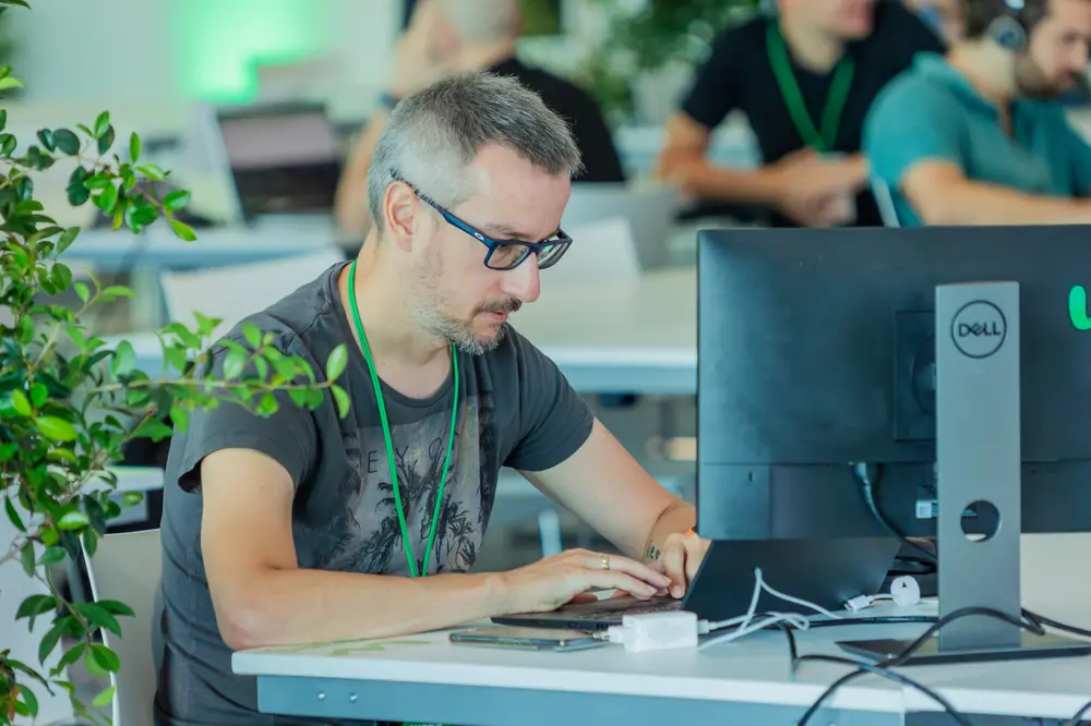 Participante a trabalhar num posto com monitor externo