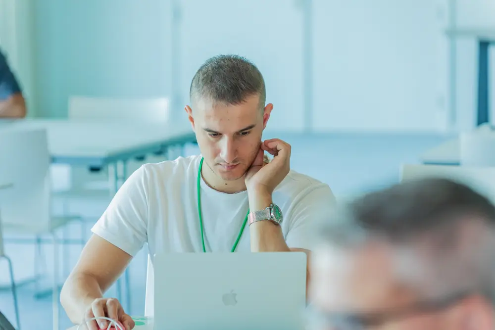 Participante a tomar notas na sessão de trabalho