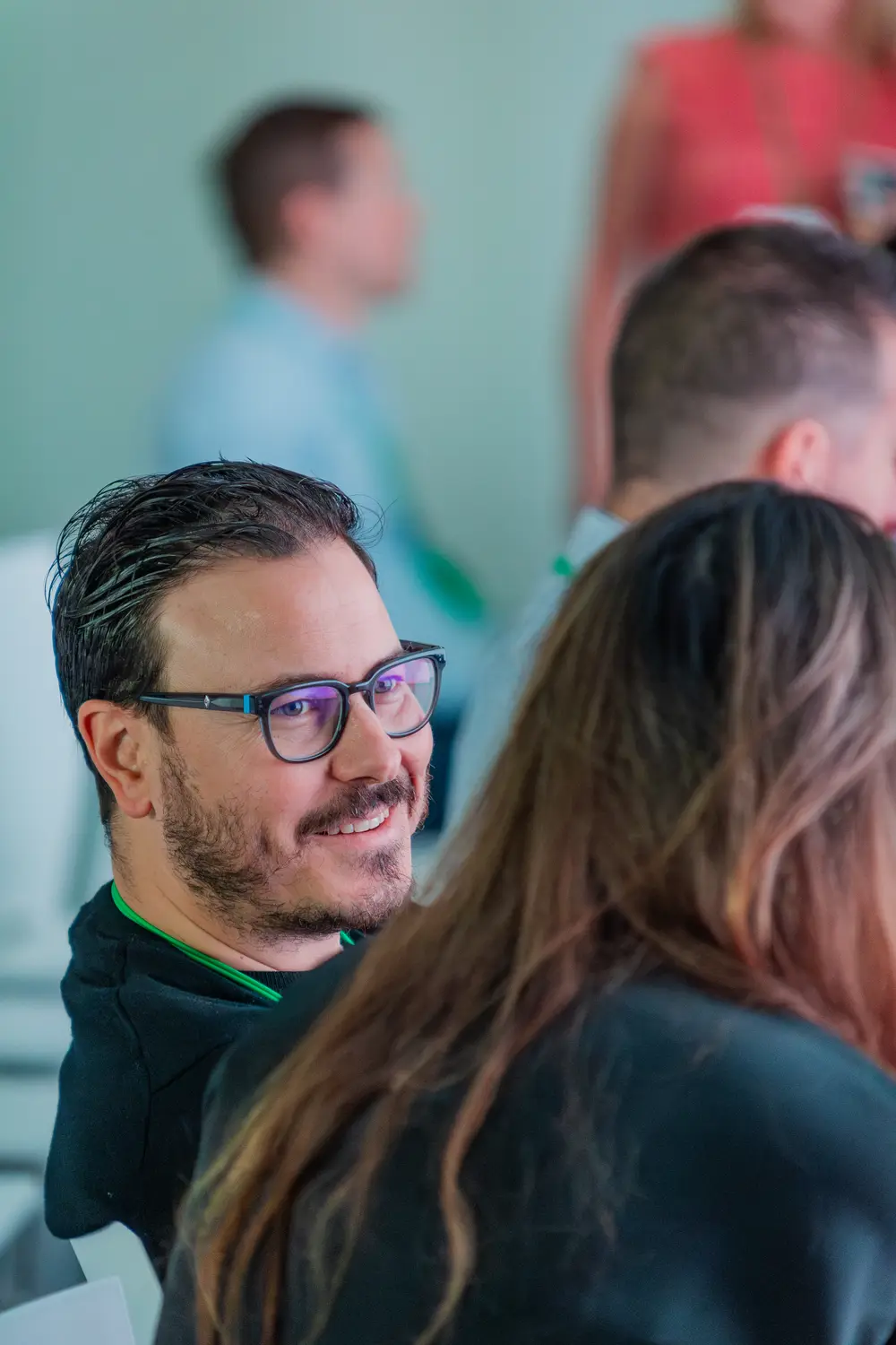 Participante a rir durante uma conversa