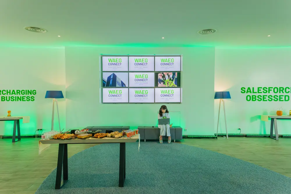 Sala preparada com iluminação verde e mesa de catering