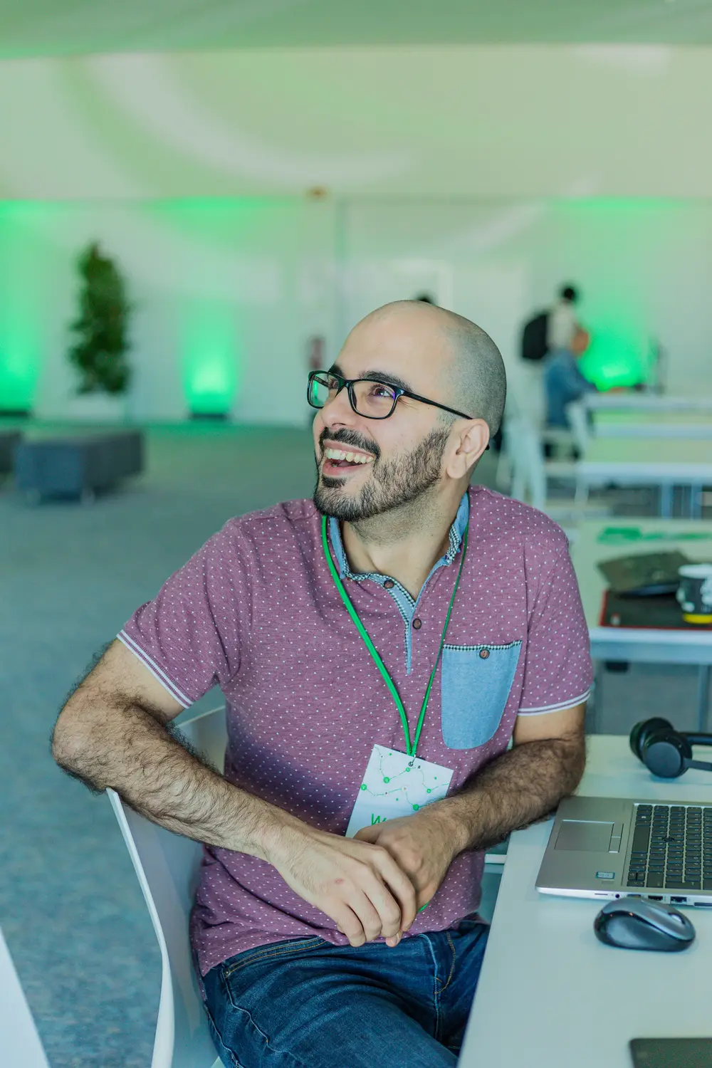 Participante a sorrir durante a sessão de trabalho
