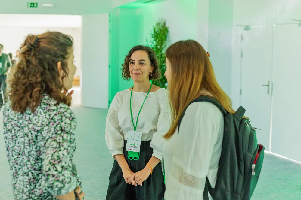 Participantes em conversa informal no corredor