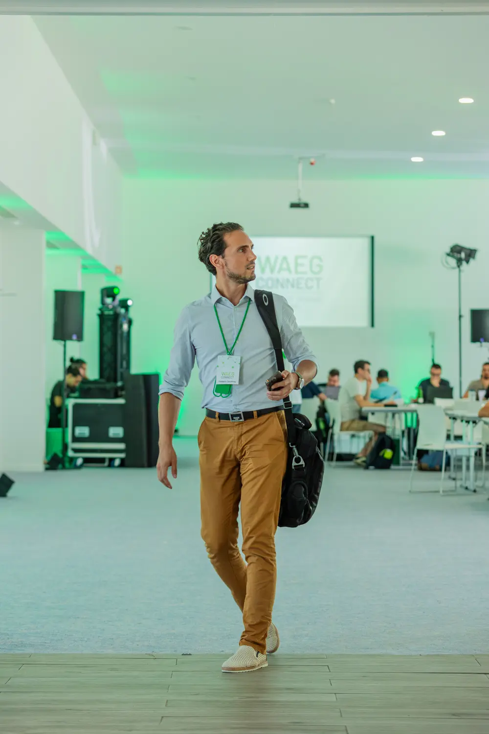Participante a entrar na sala de trabalho