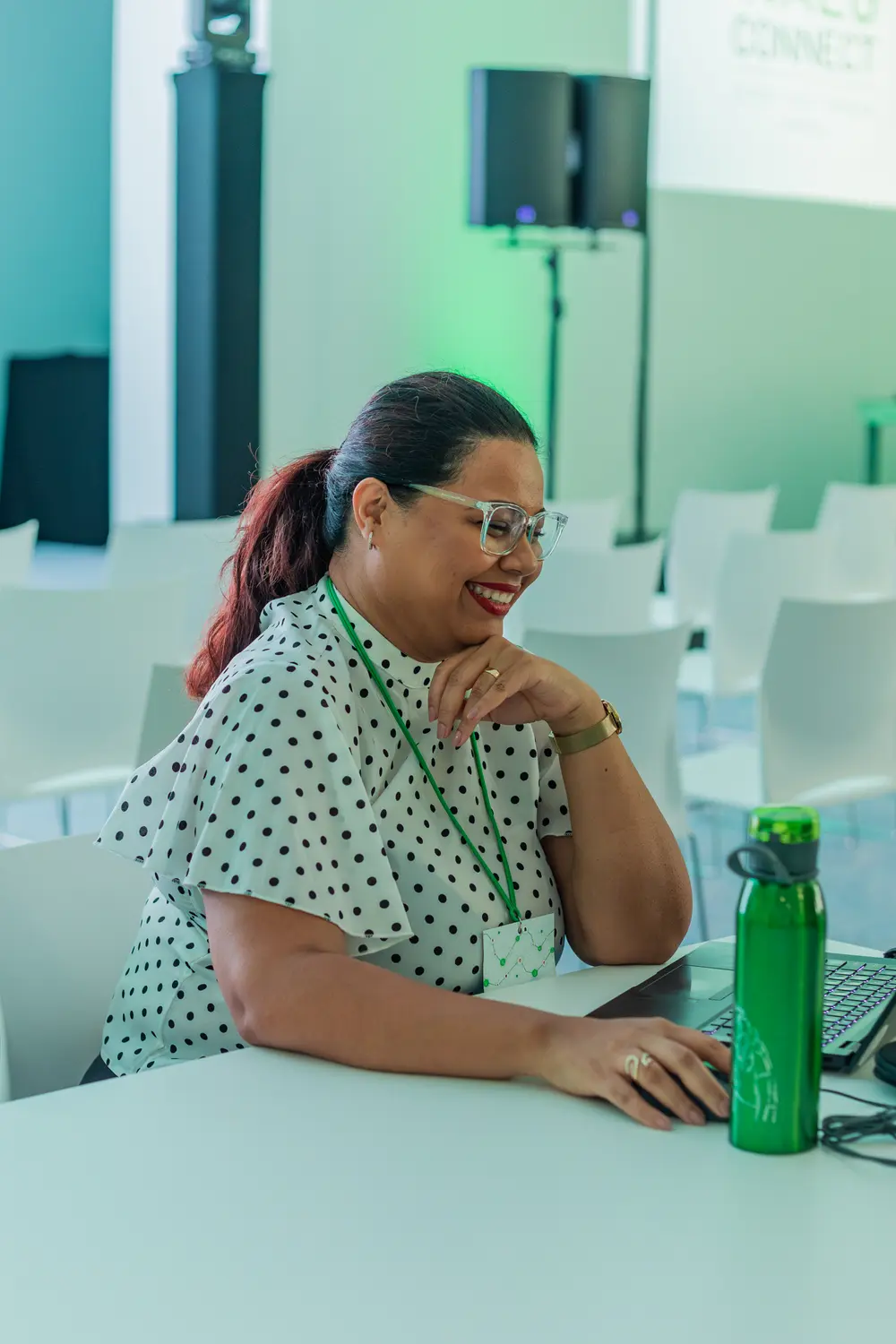Participante à mesa de trabalho, atenta à sessão