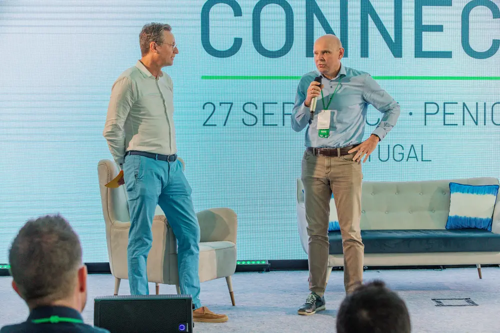 Dois oradores em palco durante a apresentação