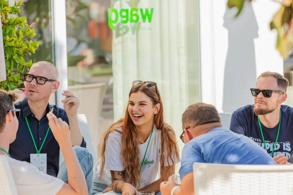 Colegas em conversa no terraço, durante o retiro